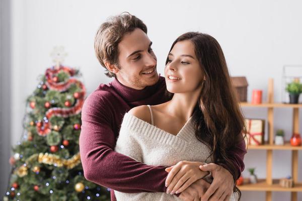 Comment ne pas célébrer Noël seul: 10 astuces pour passer un moment inoubliable en couple